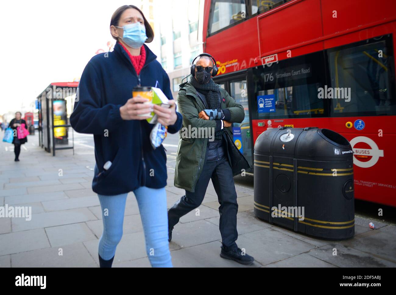 Londra, Inghilterra, Regno Unito. Persone che indossano maschere facciali durante la pandemia COVID, 2020 Foto Stock