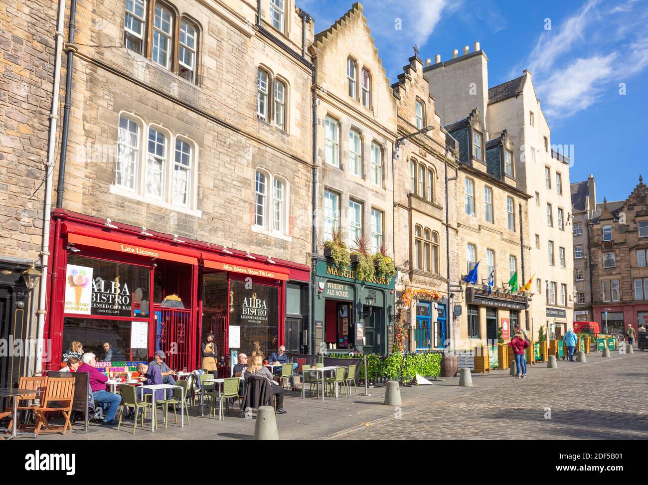 Pub, bar, caffè, ristoranti e Alba bistrot sulla Grassmarket Edinburgh Old Town, Edimburgo, Scozia, Edimburgo Midlothian Scotland UK GB Europe Foto Stock