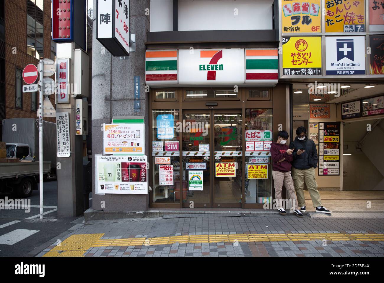 Sette Eleven (7/11) logo e negozio a Shinjuku. Foto Stock