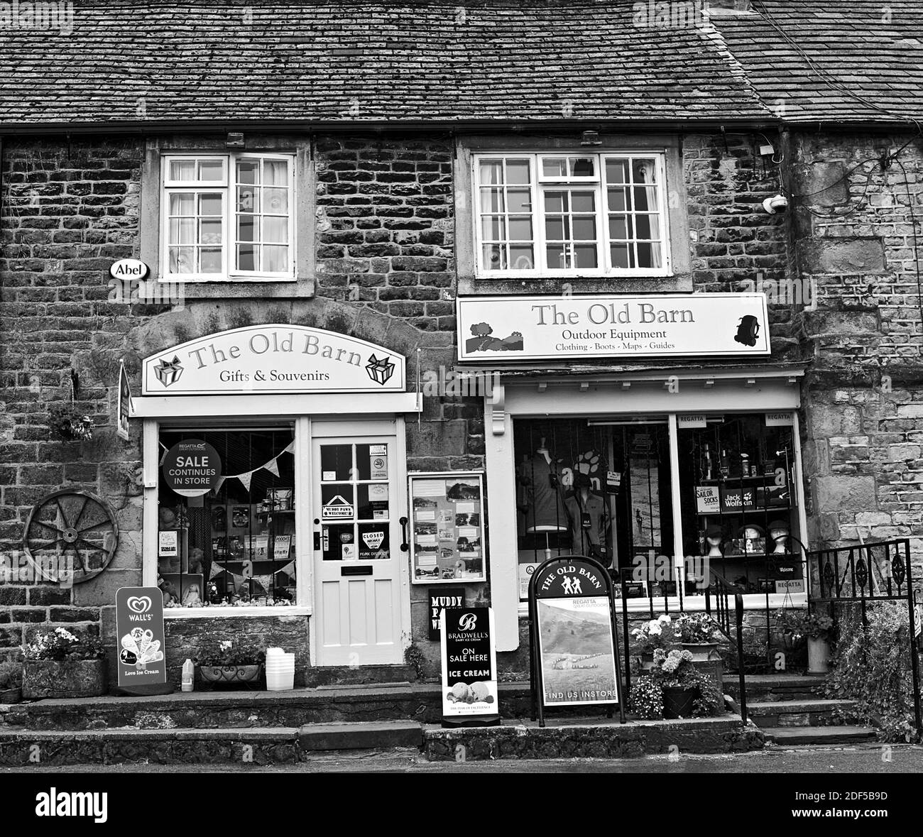 Negozio di abbigliamento e articoli da regalo a Castleton Village in the Peak Distretto di Derbyshire Foto Stock