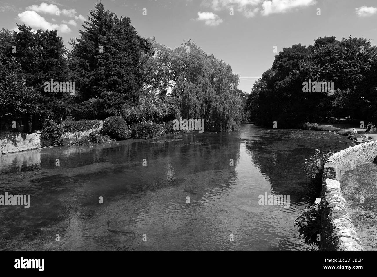 Fiume Wye fluente attraverso Ashford nell'acqua DERBYSHIRE REGNO UNITO Foto Stock