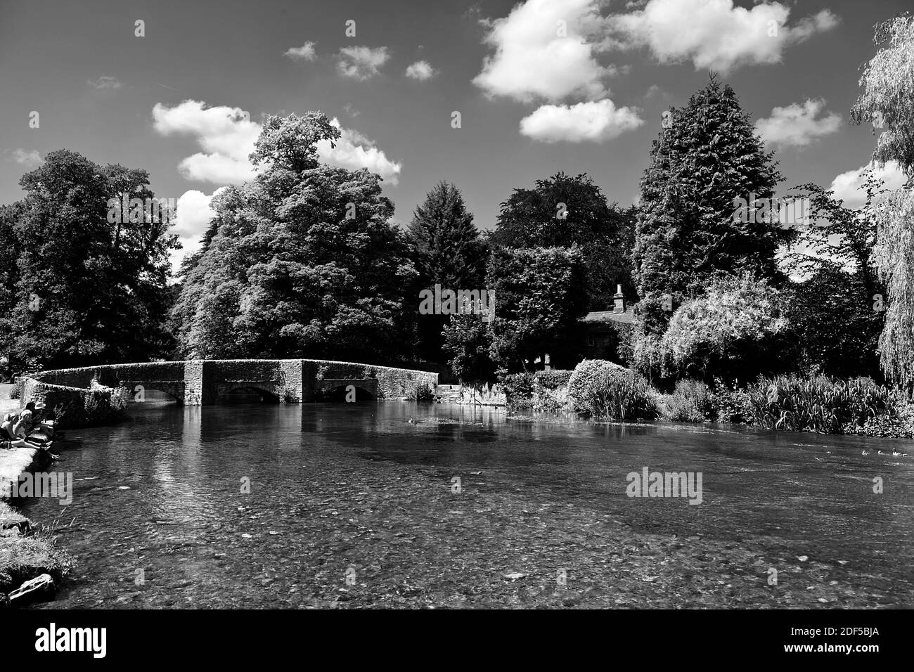 Sheepwash medievale Ponte sopra il fiume Wye a Ashford in acqua DERBYSHIRE REGNO UNITO Foto Stock