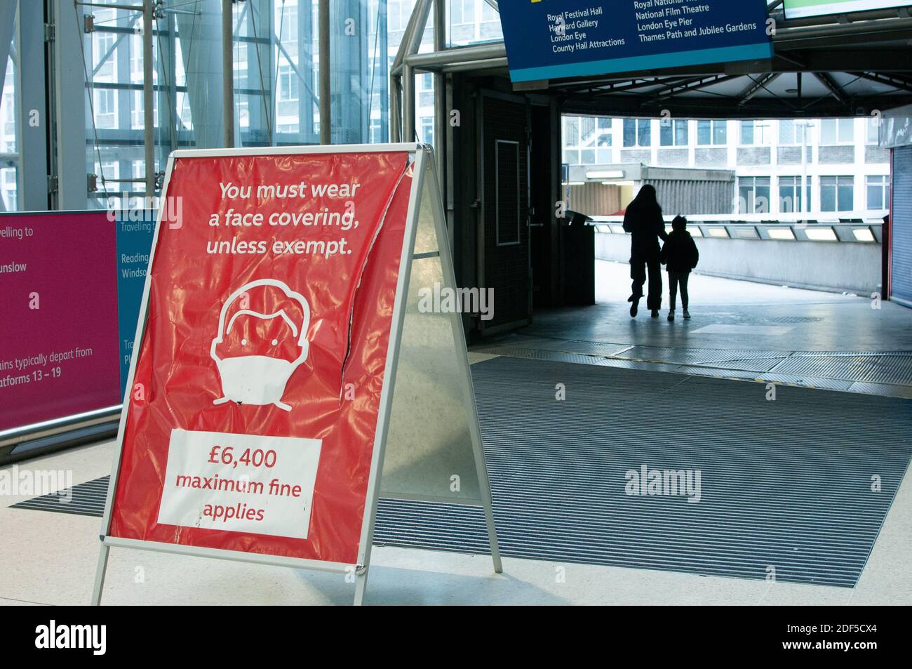 Avviso di copertura del viso alla stazione di Waterloo Foto Stock