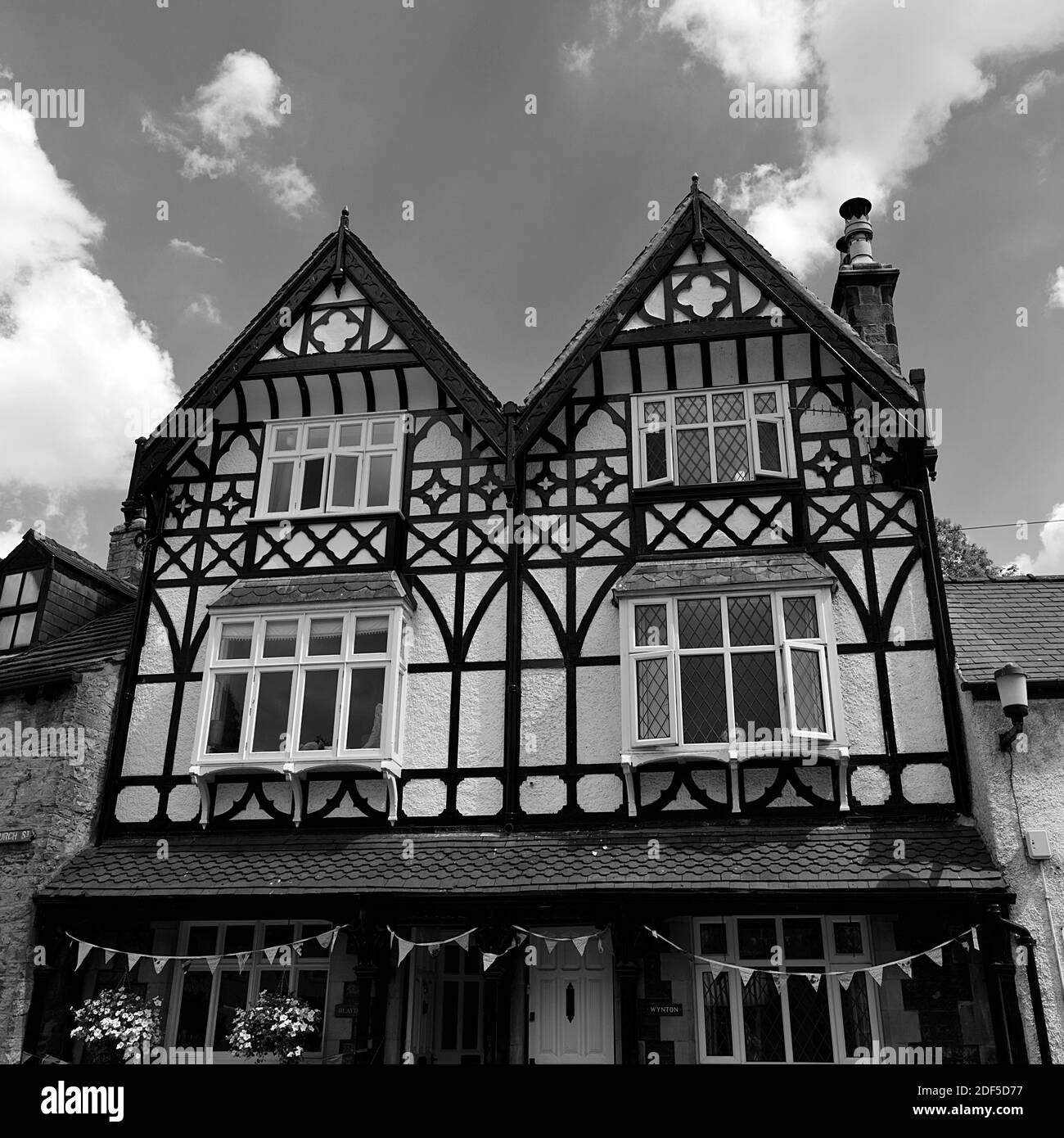 A tre piani di stile Tudor case in Tideswll Derbyshire Dales REGNO UNITO Foto Stock