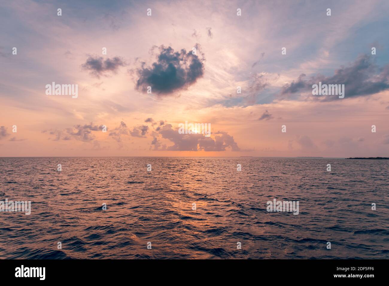Mare tranquillo e ispirato con cielo al tramonto. Meditazione oceano e cielo sfondo. Orizzonte colorato sull'acqua. Arancio dorato tramonto cielo mare, relax Foto Stock