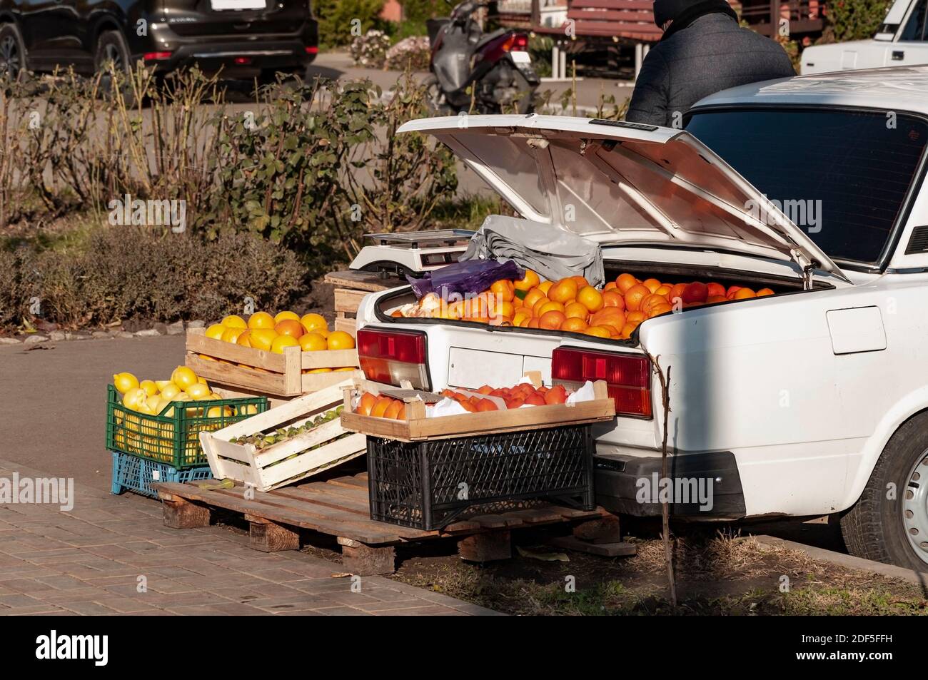 Krasnodar, Russia - 1 dicembre 2020: commercio via di frutta e verdura da un'auto. Foto Stock