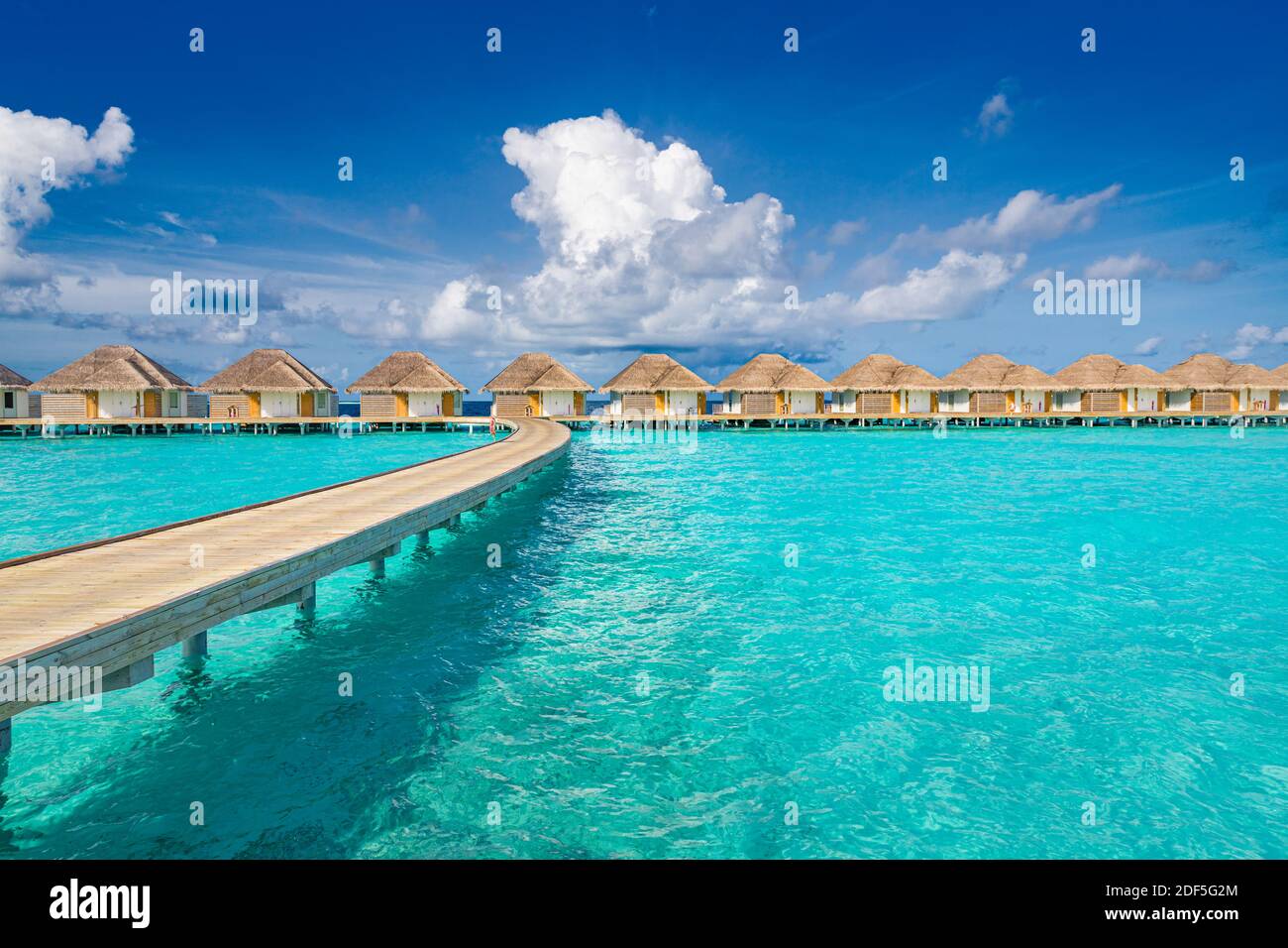 Maldive paradiso scenario. Paesaggio aereo tropicale, mare con lungo molo, ville d'acqua con mare incredibile e laguna spiaggia natura tropicale. Esotico Foto Stock