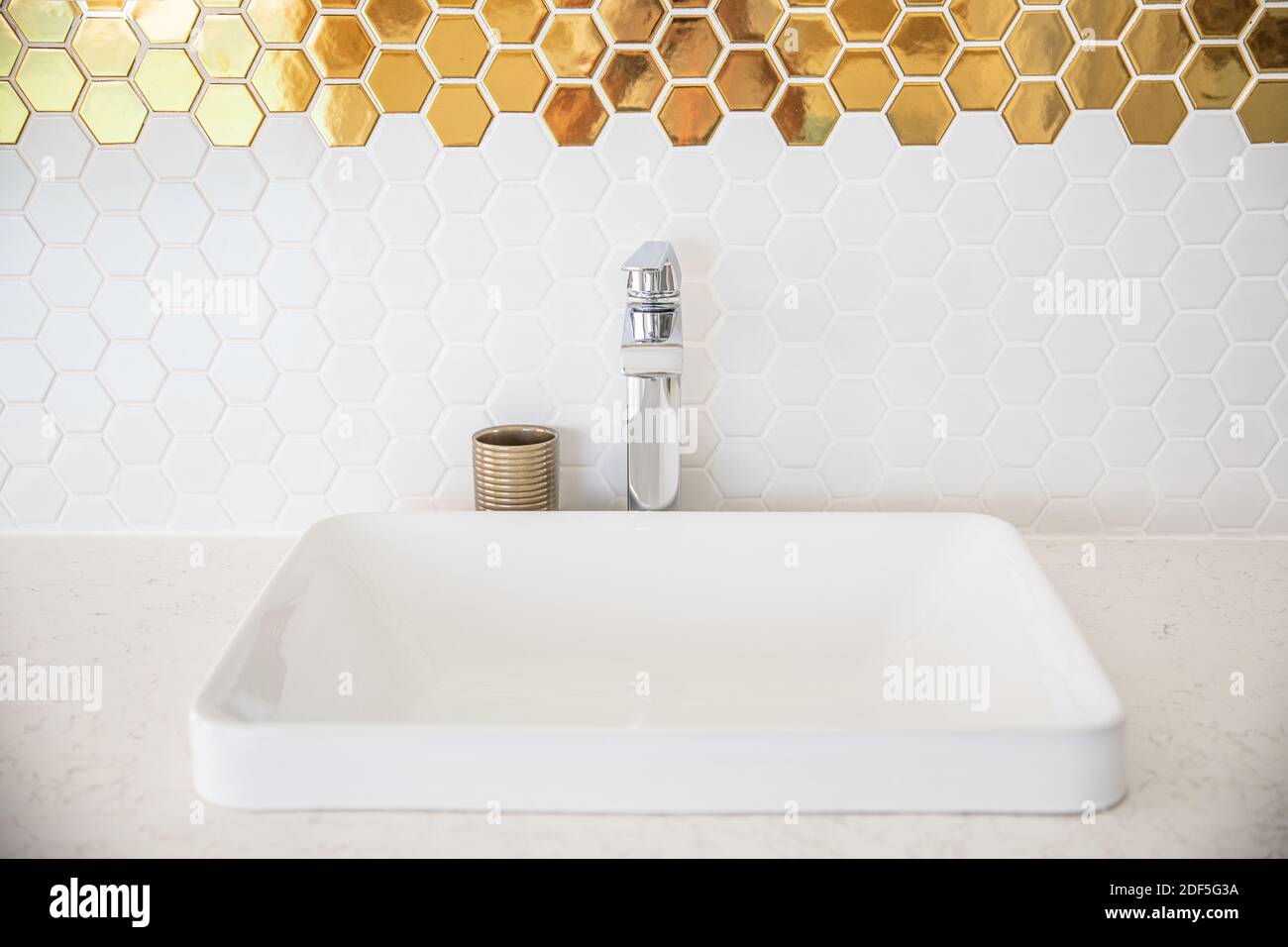 Elegante lavabo sotto lo specchio del bagno. Elementi interni, elementi decorativi bianchi e dorati. Bagno moderno lavabo, stilis Foto Stock