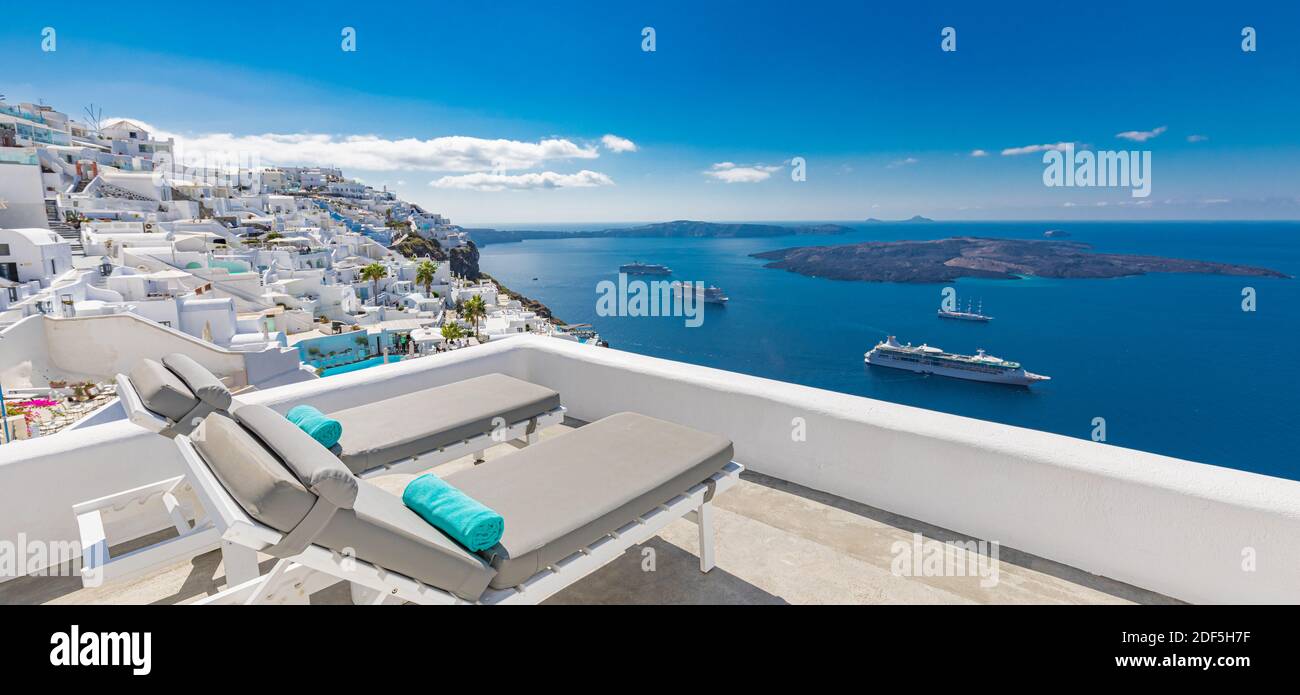 Architettura bianca sull'isola di Santorini, Grecia. Piscina in hotel di lusso. Splendida vista sul mare, vacanze estive, destinazione di viaggio mozzafiato Foto Stock