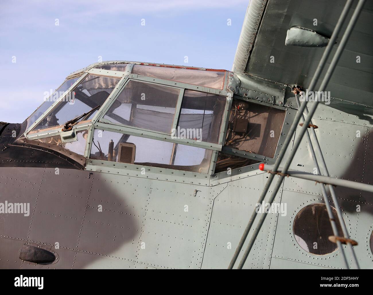 Antonov AN-2 militare russa Biplano segnale di chiamata LY-AUP Foto Stock