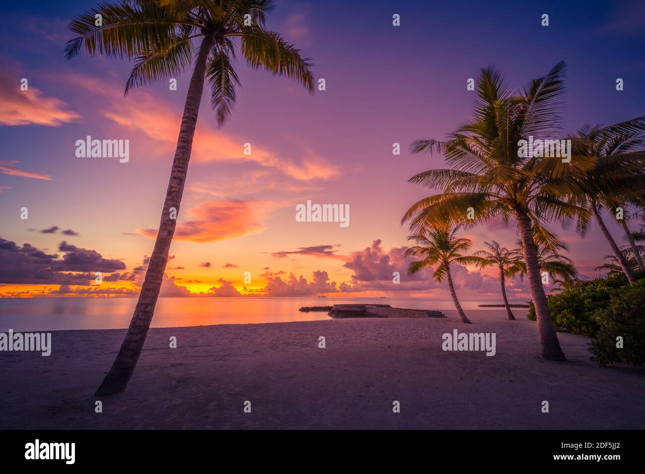 Tranquilla vacanza estiva o paesaggio di vacanza. Tramonto tropicale spiaggia vista paesaggio con palme e cielo colorato. Relax natura scena, incredibile Foto Stock