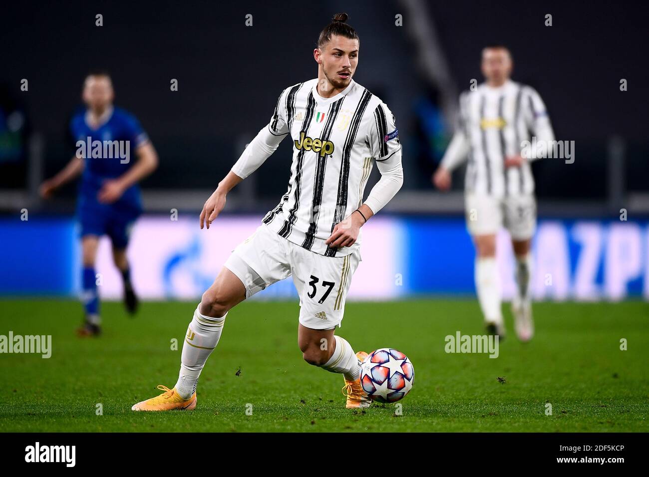 Torino, Italia - 02 dicembre 2020: Radu Dragusin della Juventus FC in azione durante la partita di calcio della UEFA Champions League Group G tra Juventus FC e FC Dynamo Kyiv. La Juventus FC ha vinto 3-0 contro Dynamo Kyiv. Credit: Nicolò campo/Alamy Live News Foto Stock