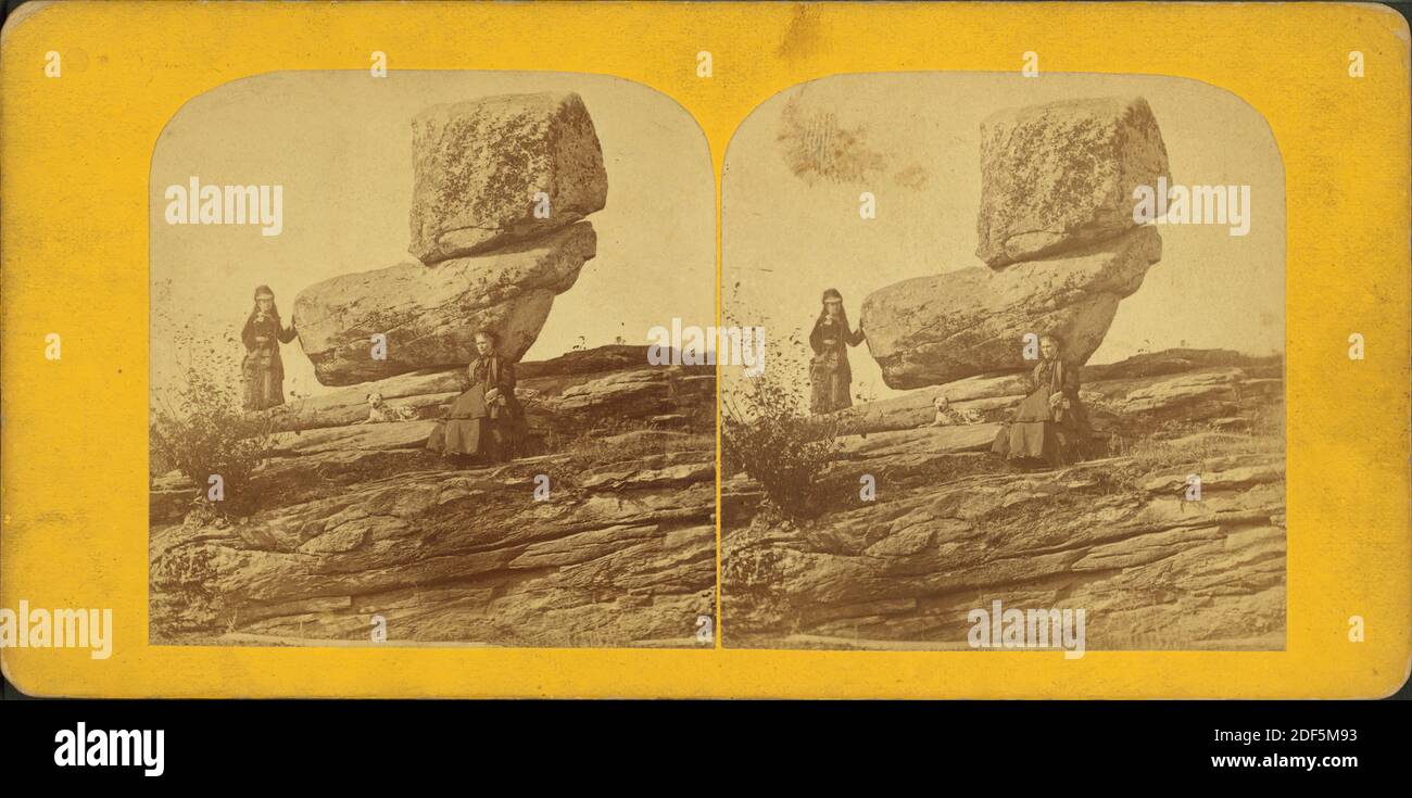 Vista di due donne alla pietra dondolante., immagine fissa, Stereographs, 1850 - 1930, Putnam, George T., 1851 Foto Stock