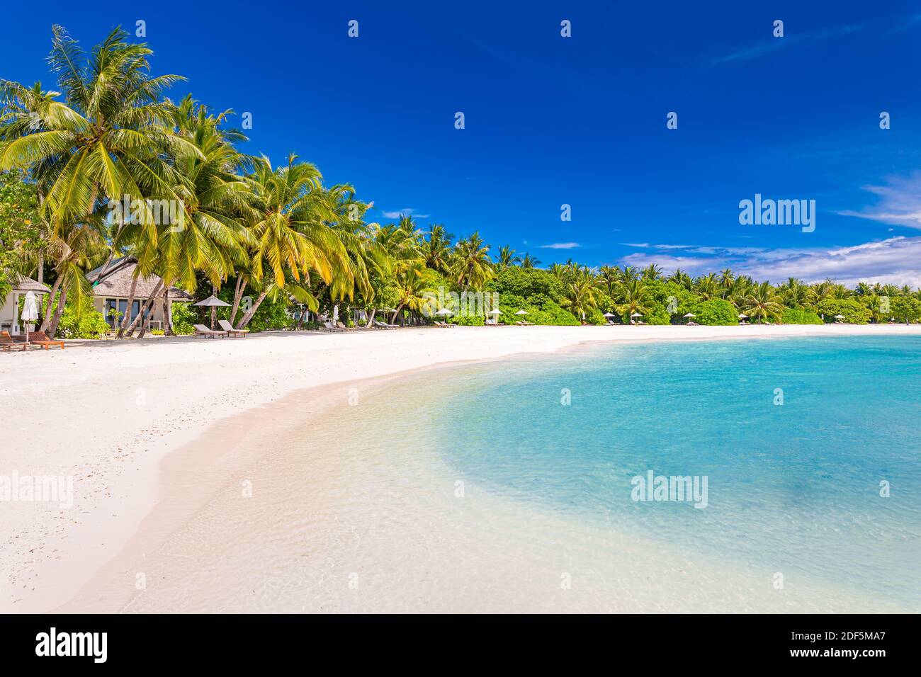 Bellissima spiaggia e mare tropicale. Meravigliosa spiaggia natura, Maldive scenario, perfetta vista di paesaggio esotico, sabbia bianca e cielo blu. Resort di lusso Foto Stock