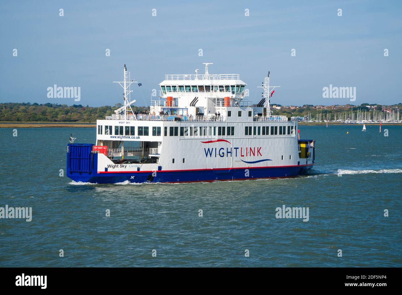 Traghetto Wightlink che attraversa il Solent da Lymington Hampshire a Yarmouth Isle Wight verso il Regno Unito. Ottobre 2020 Foto Stock