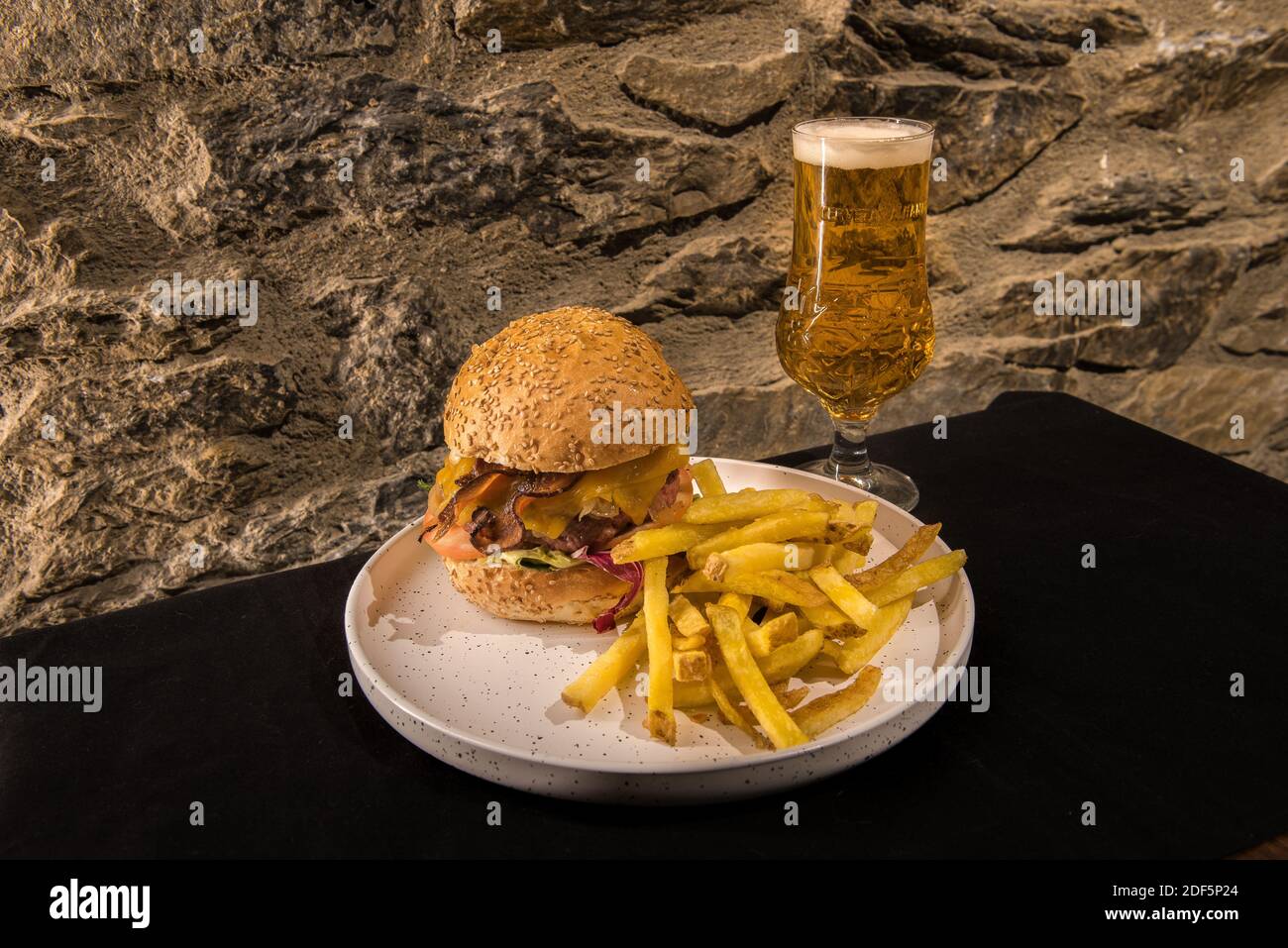 Arinsal, Andorra: 2020 dicembre 2: Hamburger della California servito con patatine fritte. Foto Stock