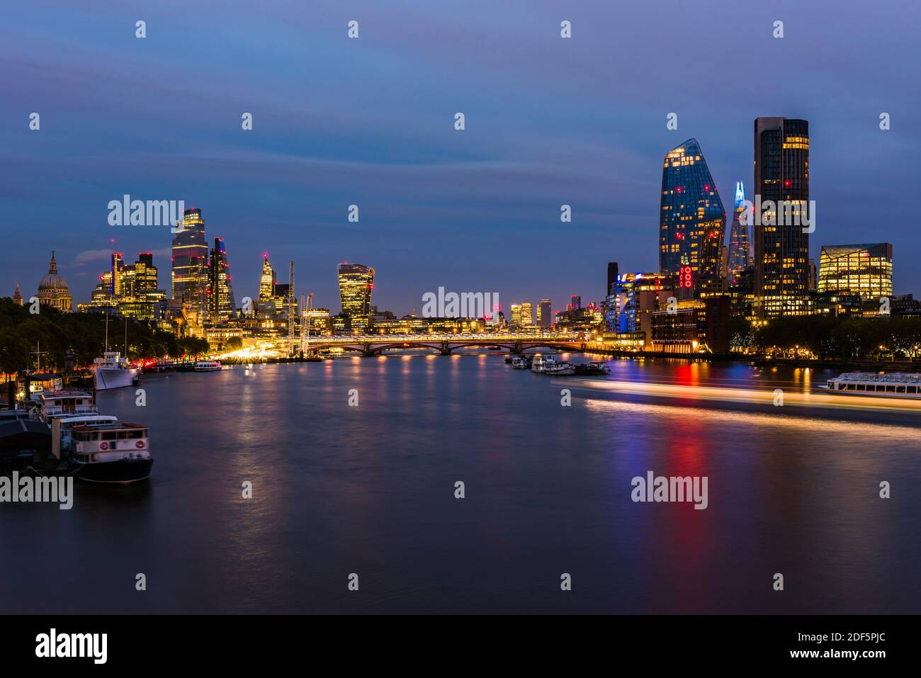 Vista del ponte di Blackfriars e delle luci della città al tramonto dal ponte di Waterloo, Londra, Regno Unito Foto Stock