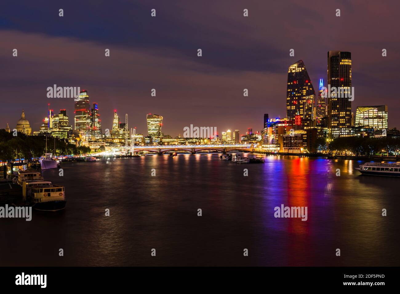 Vista del Ponte di Blackfriars e delle luci della città di notte dal Ponte di Waterloo, Londra, Regno Unito Foto Stock