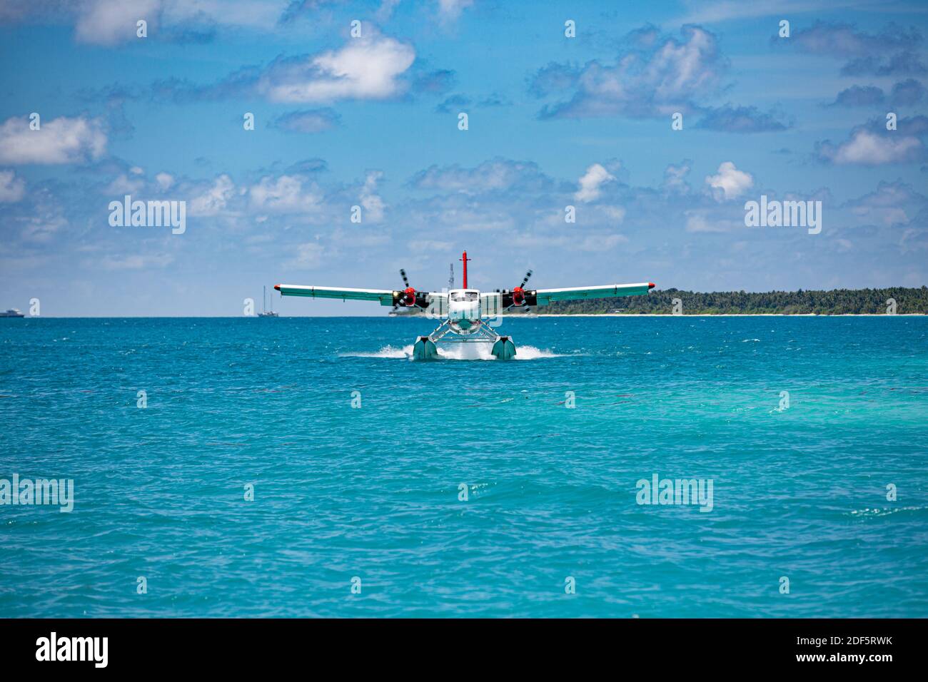 Idrovolante presso il resort tropicale sulla spiaggia. Destinazione turistica estiva di lusso con idrovolante nelle isole Maldive. Esotico vacanza di trasporto Maldive Foto Stock