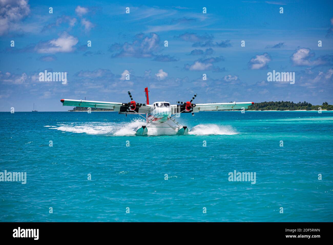 Idrovolante presso il resort tropicale sulla spiaggia. Destinazione turistica estiva di lusso con idrovolante nelle isole Maldive. Esotico vacanza di trasporto Maldive Foto Stock