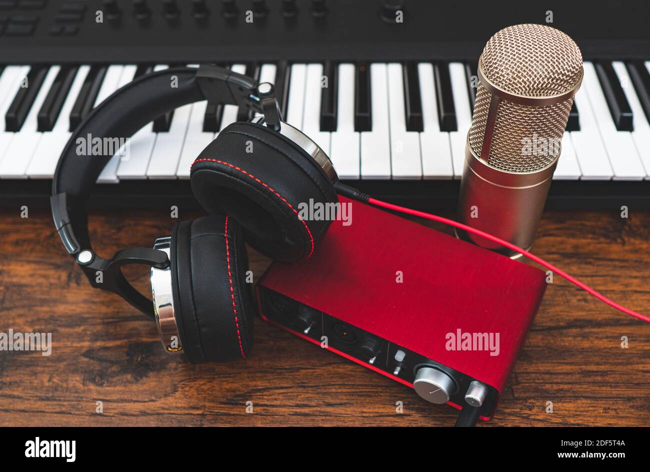 Piano, cuffie, microfono e scheda audio. Studio di registrazione. Foto Stock