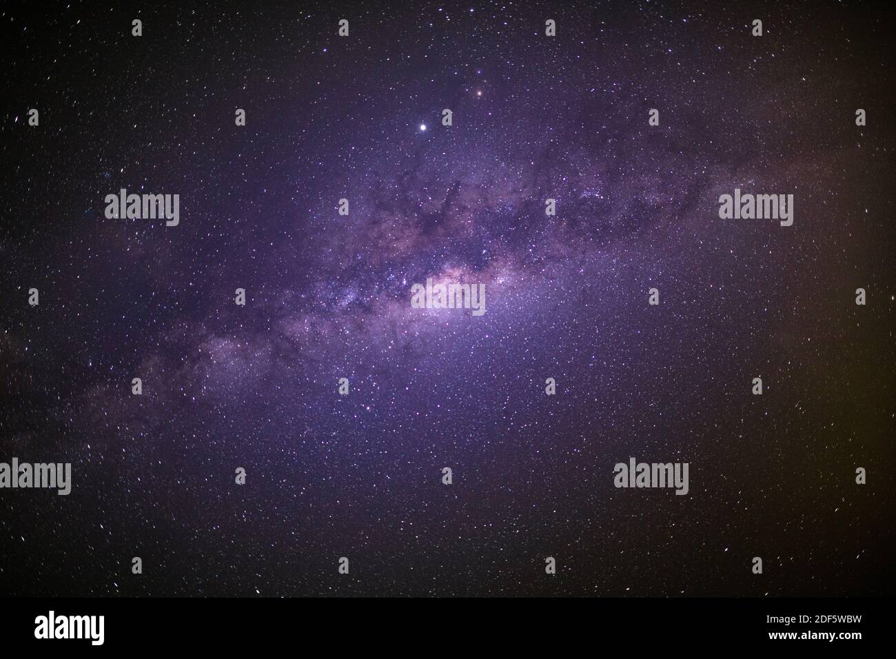 Universo pieno di stelle, nebulosa e galassia. Stelle nello spazio o nel cielo notturno. Paesaggio con galassia blu viola Via Lattea sfumata. Cielo notturno con stelle Foto Stock