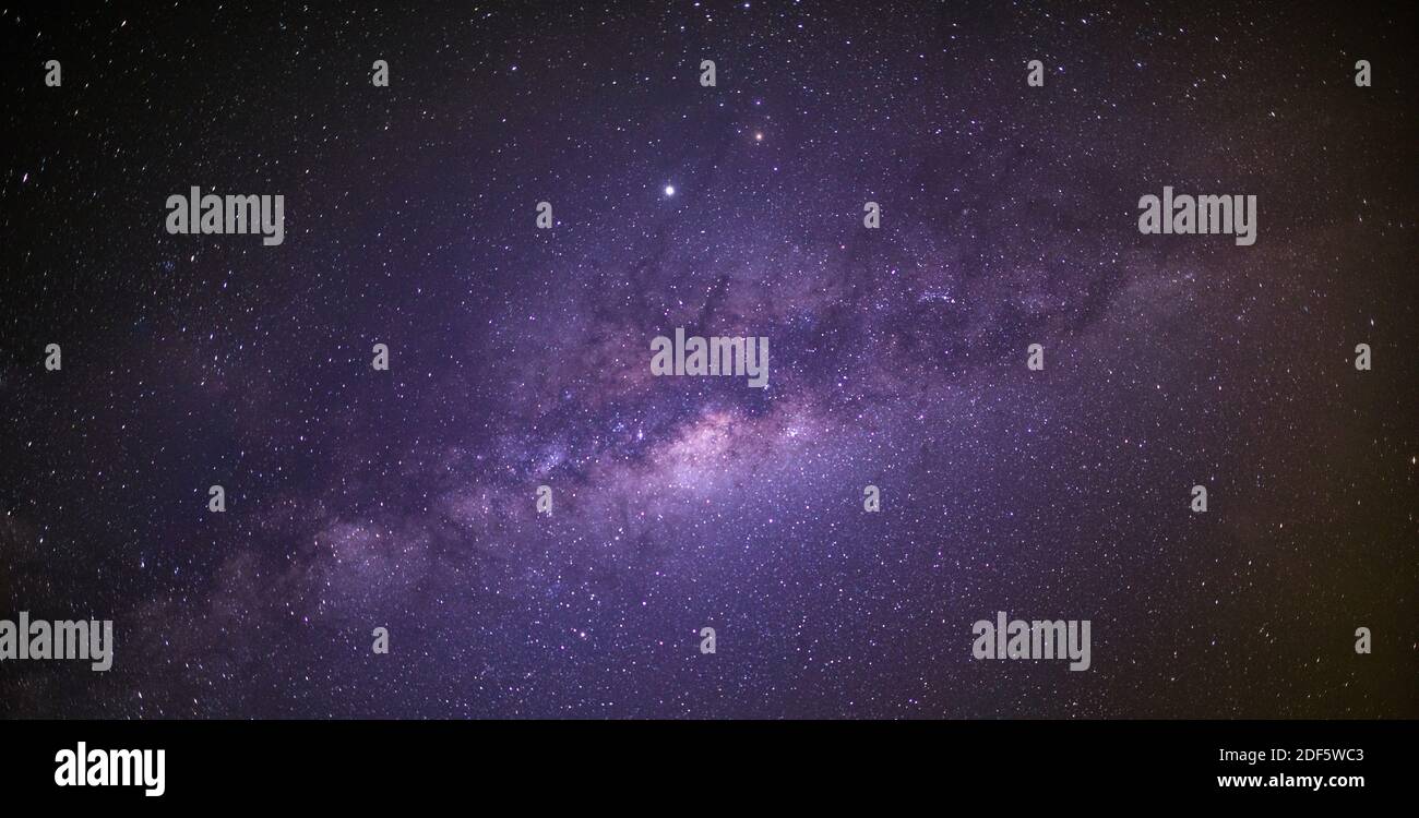 Universo pieno di stelle, nebulosa e galassia. Stelle nello spazio o nel cielo notturno. Paesaggio con galassia blu viola Via Lattea sfumata. Cielo notturno con stelle Foto Stock
