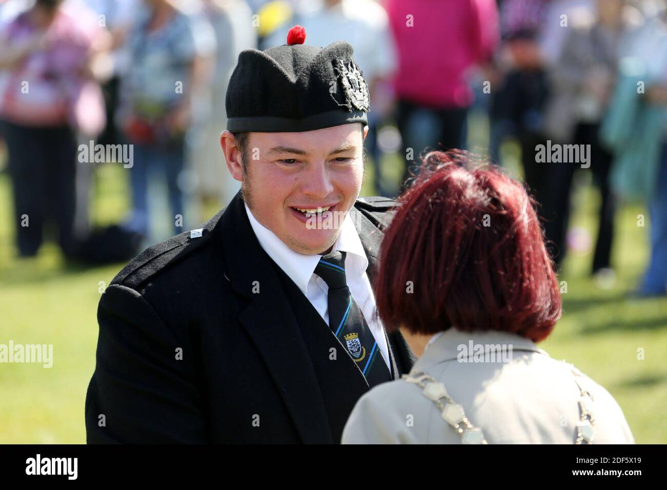 Pipes in the Park, Low Green, Ayr, giugno 2015, Ayrshire, Scozia, Regno Unito. I Pipers ricevono premi dal Provost del consiglio del Sud Ayrshire Foto Stock