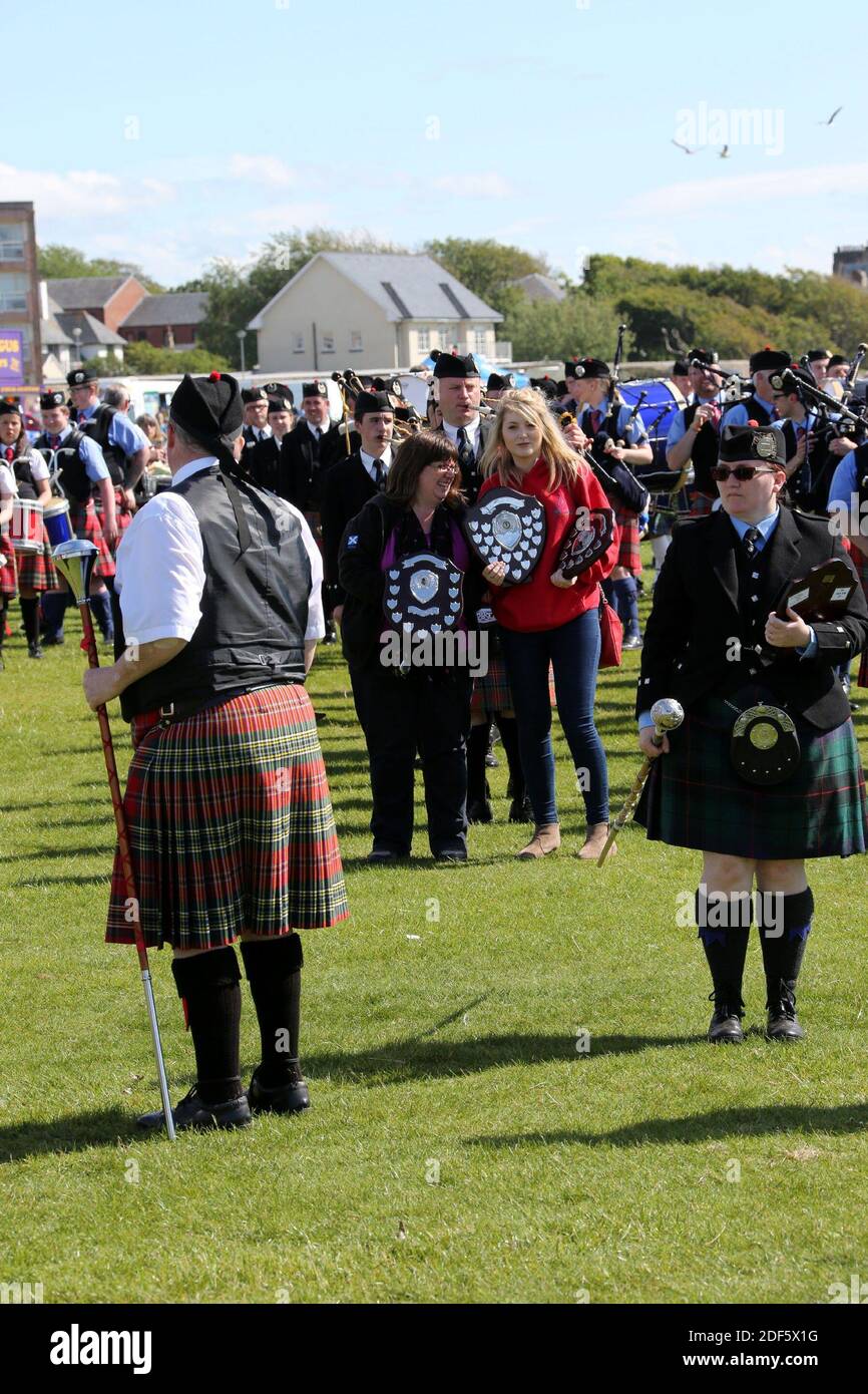 Pipes in the Park, Low Green, Ayr, giugno 2015, Ayrshire, Scozia, Regno Unito. I Pipers ricevono premi dal Provost del consiglio del Sud Ayrshire Foto Stock