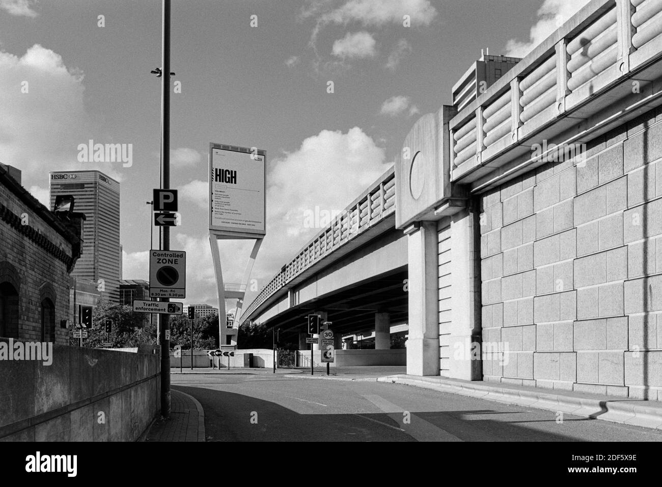 Display elettronico sul flyover vicino a Canary Wharf, Londra Docklands UK, avviso di un livello 2 alto di allarme per Covid 19 nella zona di Londra, nell'ottobre 2020 Foto Stock