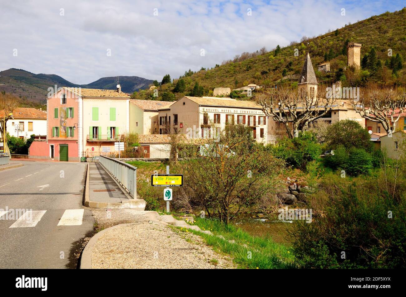 Castellane, una piccola città storica nel sud-est della Francia. Foto Stock