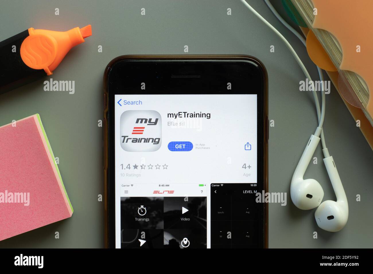 New York, USA - 1 dicembre 2020: Icona dell'app mobile myETraining sulla vista superiore dello schermo del telefono, editoriale illustrativo. Foto Stock