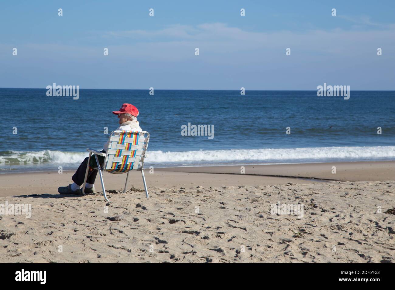 La donna sedette da sola sulla spiaggia, Cape Cod, ma Foto Stock