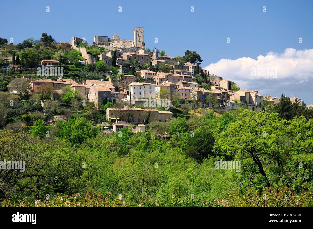 Vista sul villaggio di Lacoste, famosa attrazione storica e turistica in Francia. Foto Stock