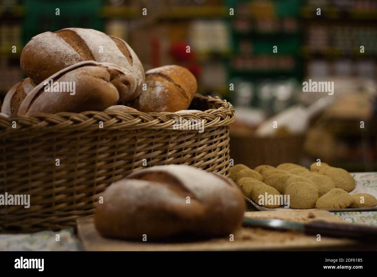 Un cestino di pane e alcuni biscotti in un negozio Foto Stock