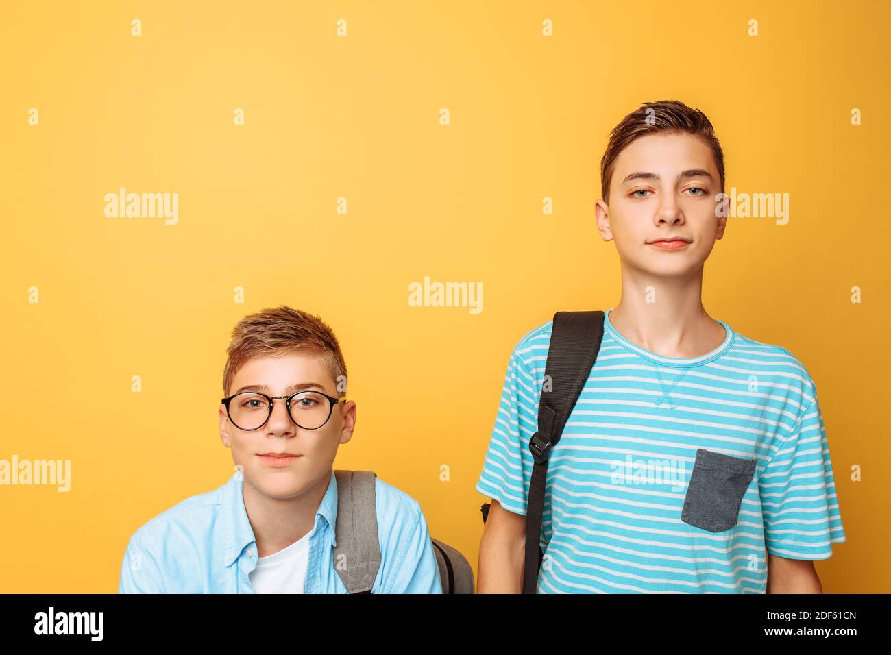 Due amici adolescenti, un ragazzo umilia l'altro, popolare umilia l'impopolare Foto Stock