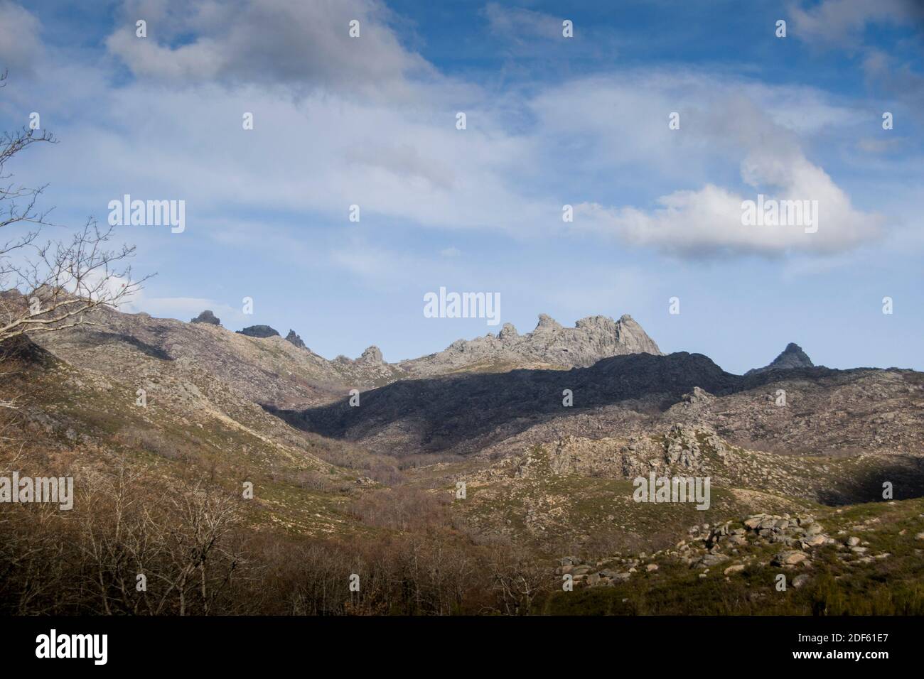 Paesaggio roccioso di montagna in una giornata di sole autunno, come l'ombra dalle nuvole coprono il paesaggio Foto Stock