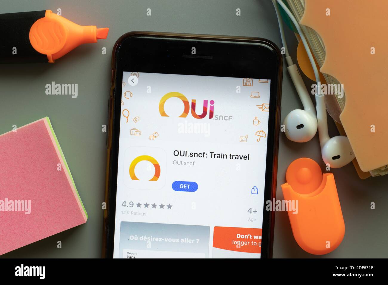 New York, USA - 1 dicembre 2020: Icona dell'app mobile OUI.sncf Train Travel sullo schermo del telefono vista dall'alto, editoriale illustrativo. Foto Stock