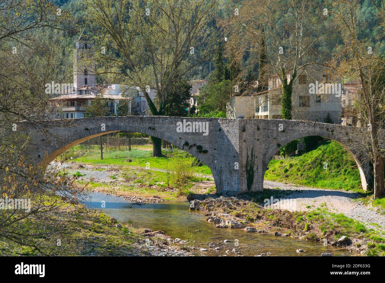Ponte medievale, fiume Muga, villaggio di Sant Llorenç de la Muga, Riserva Naturale di Muga AlbanyÃ, Valle di AlbanyÃ, Regione Alt EmpordÃ, Provincia di Girona, Foto Stock