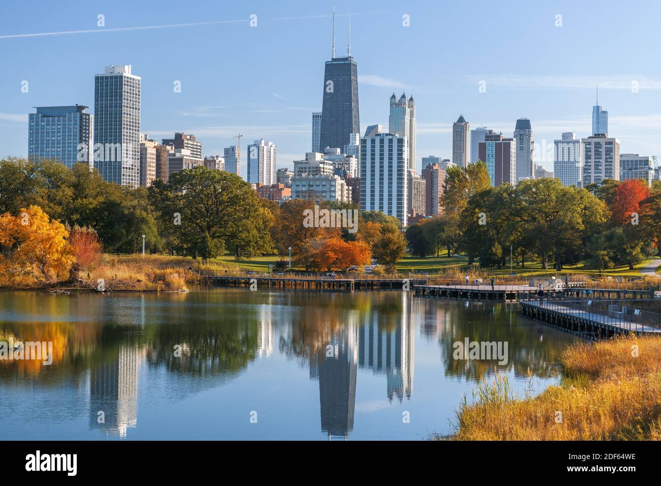 Chicago, Illinois, USA con Lincoln Park e lo skyline della città all'inizio dell'autunno. Foto Stock