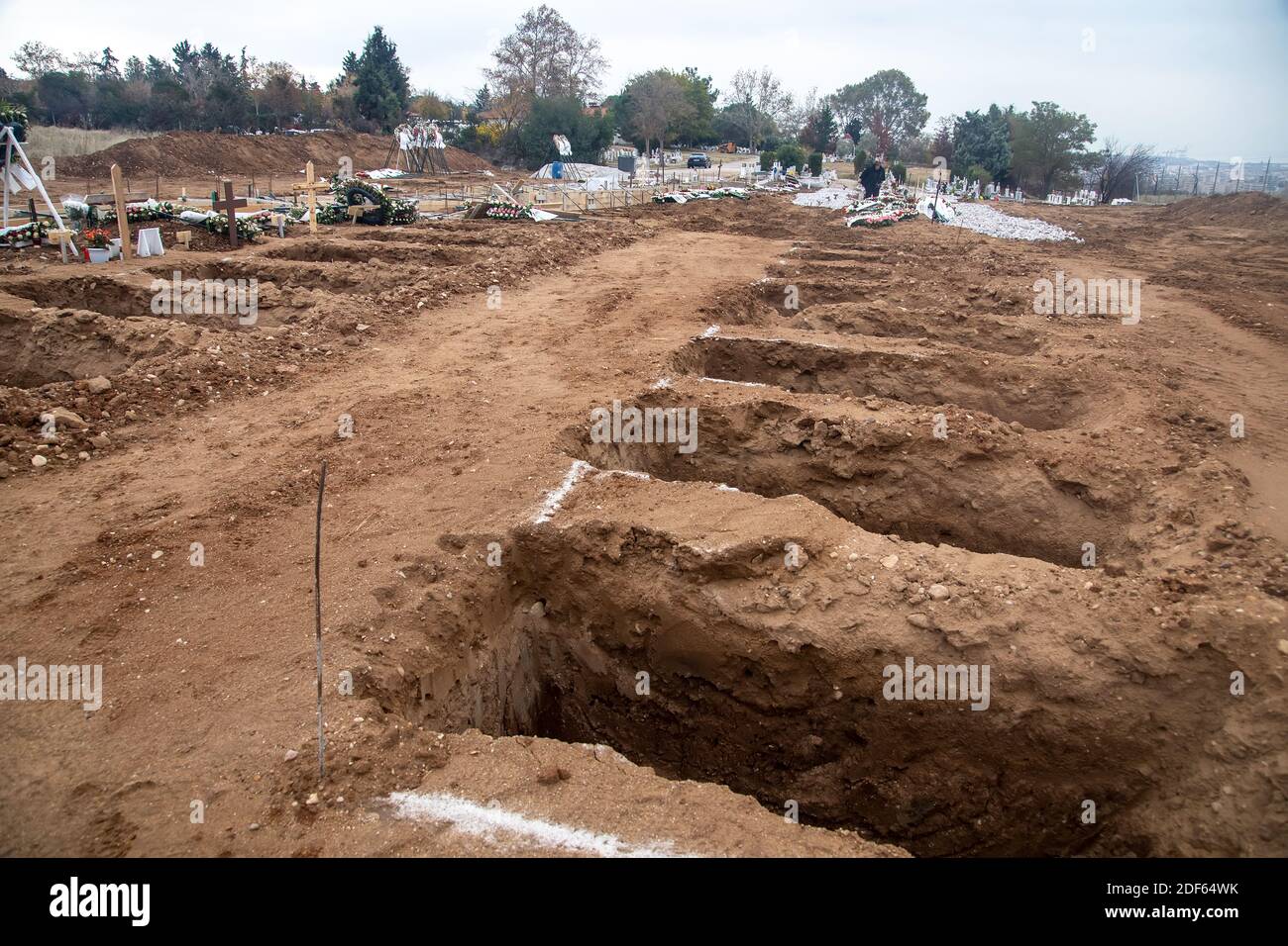 Salonicco, Grecia - 3 dicembre 2020: Decine di nuove tombe delle vittime di Covid-19 in un cimitero di Evosmos, Salonicco Foto Stock