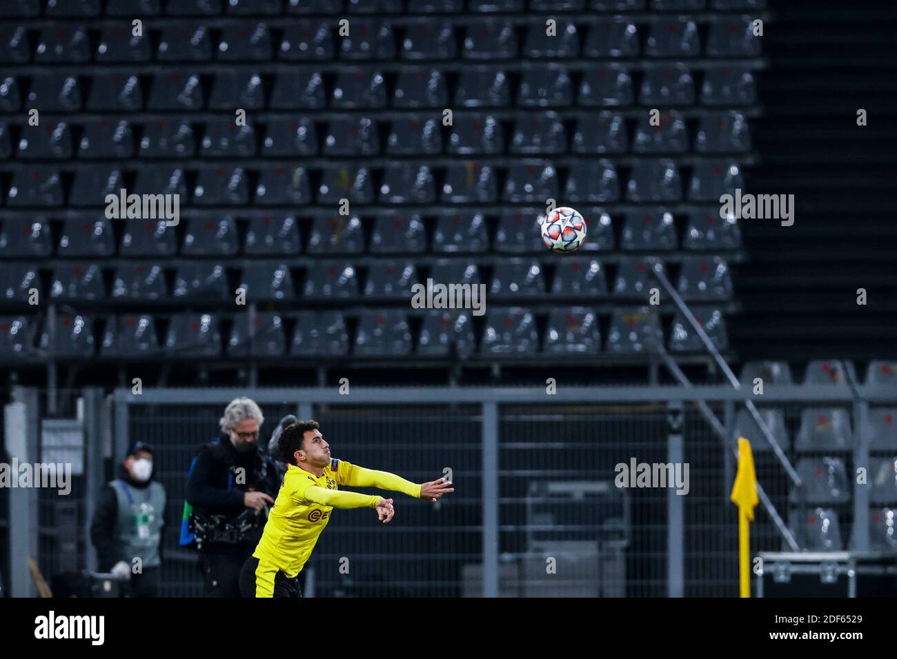 Dortmund, Signal-Iduna-Park, 02.12.20: Mateu Morey (Dortmund) beim Einwurf im Championsleague Spiel Borussia Dortmund contro Lazio Rom. Foto Stock