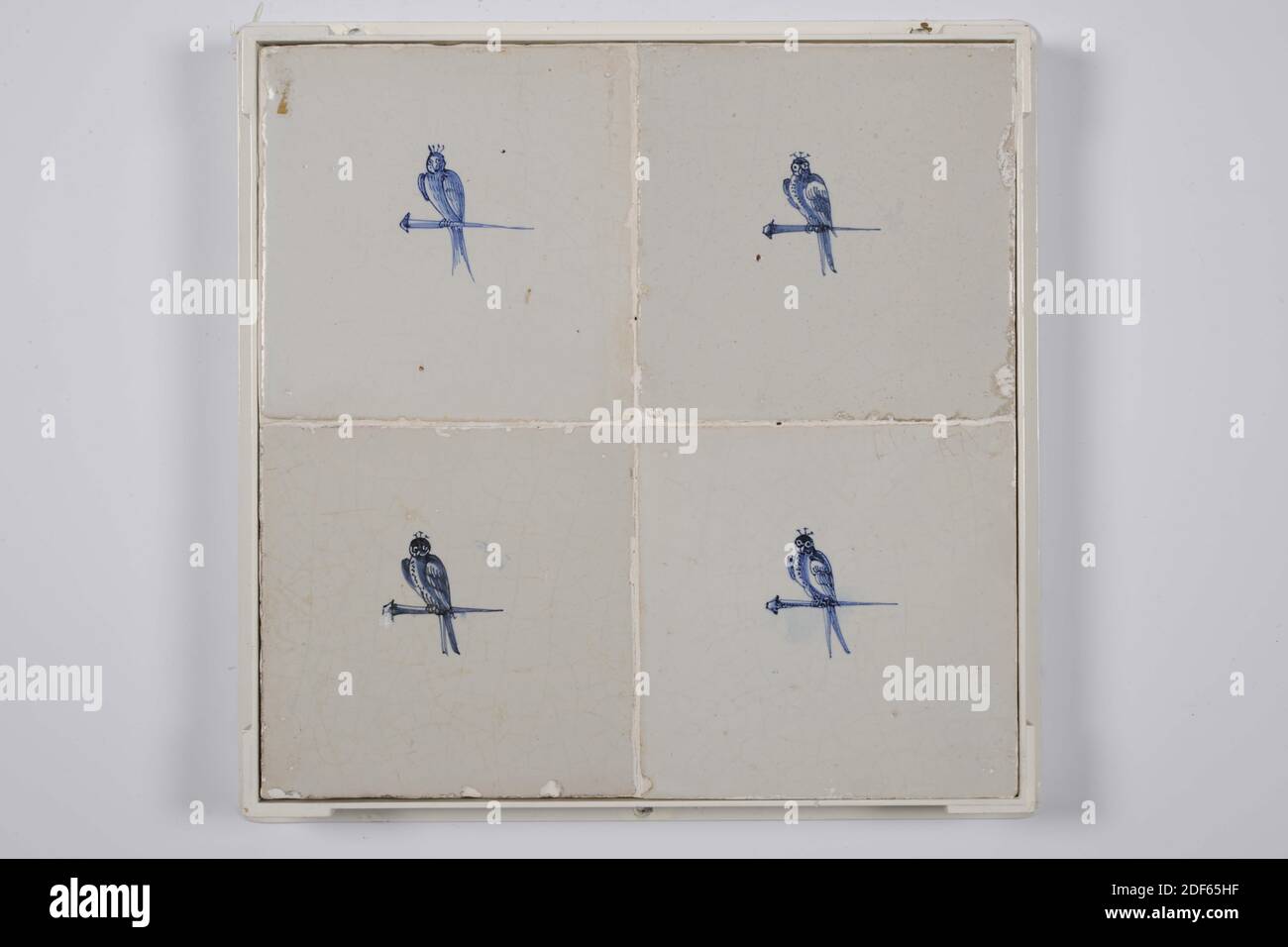 Campo di piastrelle, Anonimo, seconda metà 17 ° secolo, glassa di stagno, terracotta, con cornice: 28 x 28 x 3,7 cm (280 x 280 x 37 mm), Generale: 12.7 x 12.8 x 0.9cm (127 x 128 x 9mm), falco, Paesi Bassi del Nord, campo di piastrelle di quattro piastrelle (due a due) di terracotta ricoperte di glassa di stagno dipinta in blu. Le piastrelle raffigurano un falco su un perch a forma di chiodo. Le piastrelle non hanno motivo d'angolo, 1985 Foto Stock