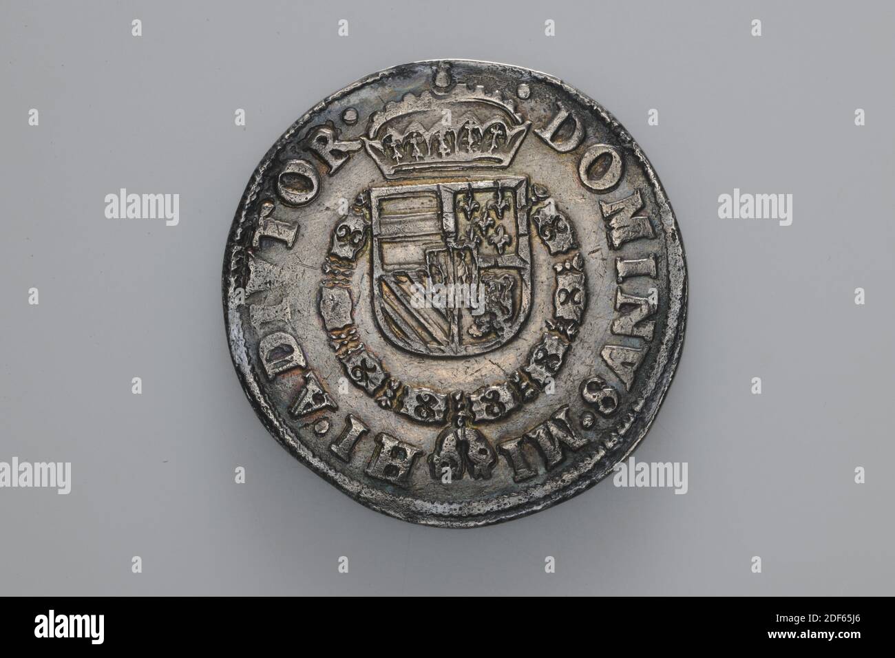 Mezzo di scambio, Anonimo, 1568, coniato, Generale: 4 x 0.2cm 40 x 2mm, peso: 28g, stemma, croce, moneta d'argento dell'imperatore Massimiliano II, coniata nel 1568. Sull'ossetto, una croce borgognona è raffigurata centralmente. L'anno 1568 è scritto su entrambi i lati. Intorno è il GEL PHS DEI G HISP Z REX DVX. Al contrario, uno stemma coronato con la catena del vello dorato intorno ad esso, con la pelle di pecora appesa in basso. E' circondato dalla circolare DOMINUS MI HI ACIVIOR, 1926 Foto Stock
