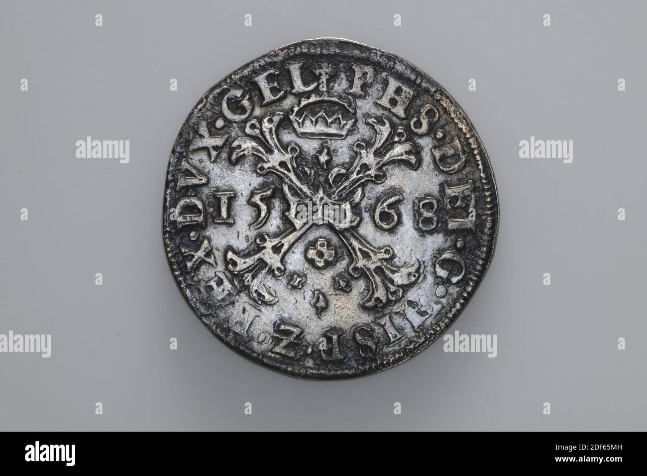 Mezzo di scambio, Anonimo, 1568, coniato, Generale: 4 x 0.2cm 40 x 2mm, peso: 28g, stemma, croce, moneta d'argento dell'imperatore Massimiliano II, coniata nel 1568. Sull'ossetto, una croce borgognona è raffigurata centralmente. L'anno 1568 è scritto su entrambi i lati. Intorno è il GEL PHS DEI G HISP Z REX DVX. Al contrario, uno stemma coronato con la catena del vello dorato intorno ad esso, con la pelle di pecora appesa in basso. E' circondato dalla circolare DOMINUS MI HI ACIVIOR, 1926 Foto Stock