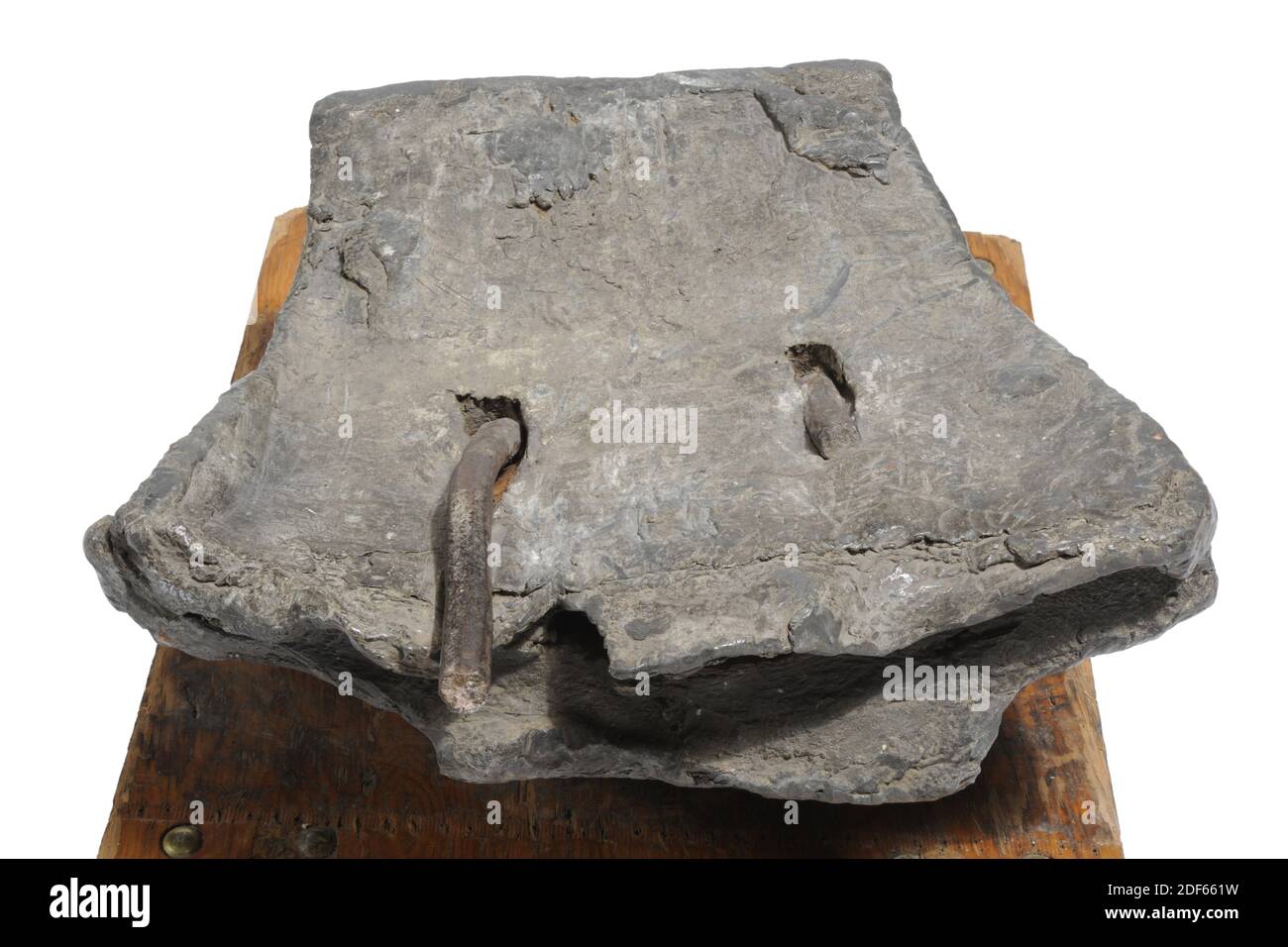 Anonimo, prima del 1807, rame, piombo, 23.5 x 45 x 55 cm (piastra di rame 19 x 25.5 cm), pezzo di piombo dalla nave della polvere, che serviva come contrappeso al palo. Due aste di ferro sono state inserite attraverso il piombo. Questi sono inflessi. Dopo il disastro, il piombo è dotato di una piastra di rame con un'iscrizione a sei righe: SALITO DAL PALO DELLA NAVE CON ERBA DI BOCCOLA. XII GENNAIO MDCCCVII. QUI VI PIEDE EXCAVED DAL SUOLO, 1879 Foto Stock