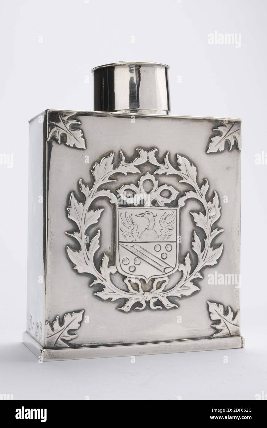 tea caddy, Abraham van den Bergh, 1693, guidato, totale: 10.7 x 7.8 x 4,2 cm (107 x 78 x 42 mm), Bus: 10.3 x 7.8 x 4,2 cm (103 x 78 x 42 mm), coperchio: 2 x 2,9 cm (20 x 29 mm), cresta di famiglia, piattino da tè rettangolare in Argento con su un lato la cresta della famiglia Grommee o Grommaeus, costituita da uno scudo a sezione orizzontale, con un'aquila nella parte superiore e sotto un tubo inclinato con tre perle su entrambi i lati. Lo scudo è rivestito con tendini a foglia. Sull'altro lato della tea caddy il monogramma a specchio M.G. Forse di Mauritius Grommee, nato a Leiden 1662 come figlio del ministro vallone Isaacq Foto Stock