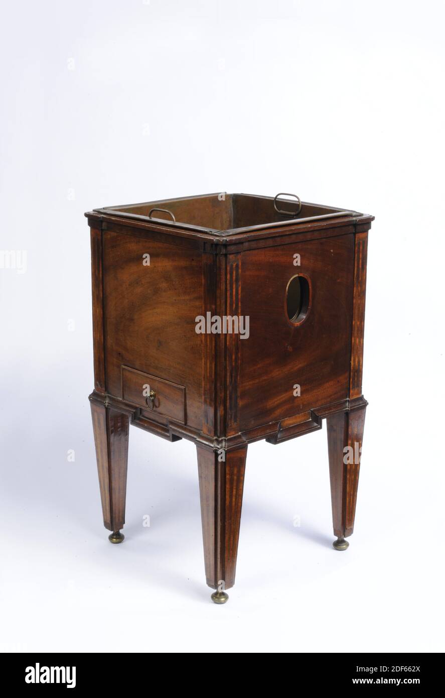 fornello, Anonimo, ultimo quarto del 18 ° secolo, rame, mogano, legno di limoni, Generale: 48.5 x 48.5 x 28cm (485 x 485 x 280mm), vassoio di rame: 19 x 26 x 25.5cm (190 x 260 x 255mm stufa da tè mogano quadrata con un piccolo cassetto. Con montanti angolari scanalati imbottiti e gambe coniche, intarsiati con legno di limone. Le gambe sono su piedini di rame ricurvi. La guida superiore e la guida inferiore sono profilate e sporgono con dei grovigli agli angoli. Apertura ovale su entrambi i lati. Il cassetto si trova nella parte anteriore, appena sopra la parte inferiore. Nel forno un contenitore di rame quadrato, anch'esso con due aperture ovali e due sottili maniglie mobili. Il Foto Stock