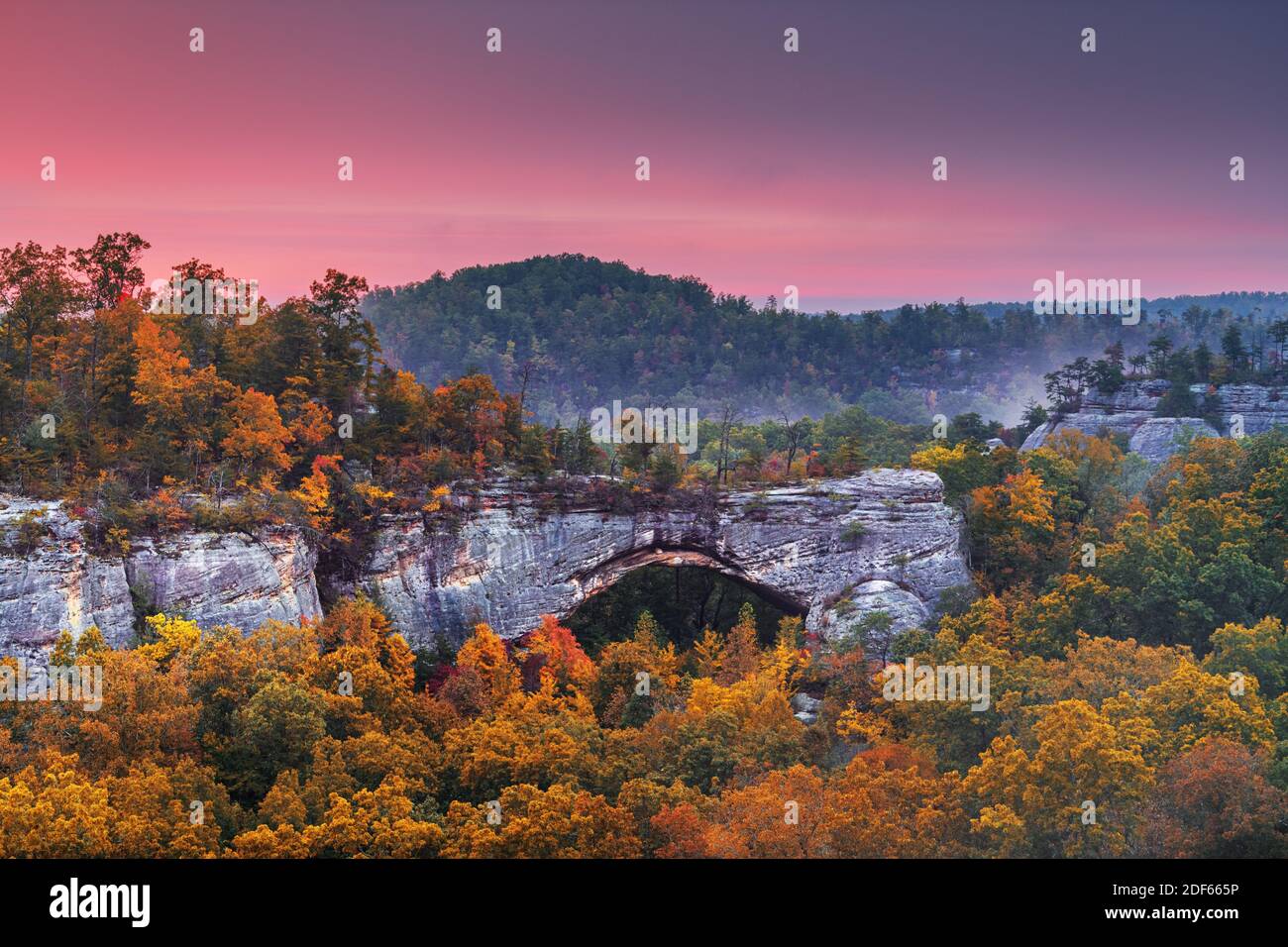 Daniel Boone National Forest, Kentucky, USA al Natural Arch al tramonto in autunno. Foto Stock