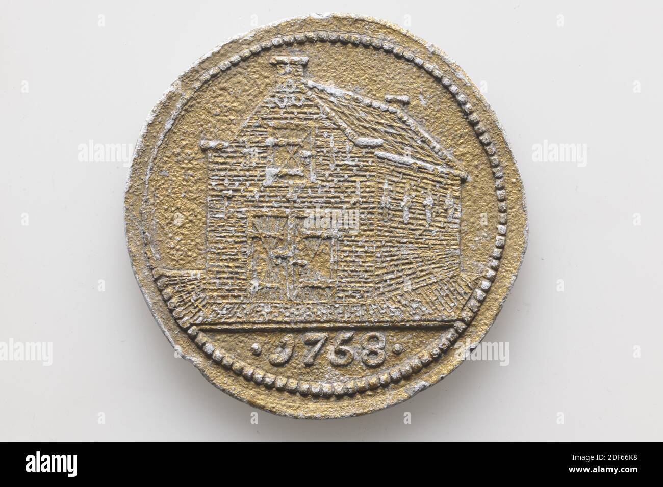 Povero piombo, Anonimo, 1758, colpito, Generale: 3.4 x 0.2cm (34 x 2mm), peso: 14,2g, torbiera della diaconia vallone colpita dal piombo. Sulla parte anteriore è raffigura una casa di torba all'interno di un bordo di perla. Sotto l'immagine sul taglio l'anno 1758. Sul lato opposto, le chiavi Leiden sono raffigurate all'interno di un bordo di perla con le lettere su entrambi i lati: P W. UN profondo solco è scolpito su entrambi i lati, casa, città stemma Foto Stock